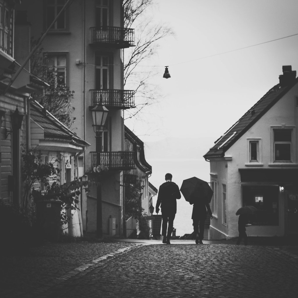 Sort/hvit bilde av en gate i bergen.